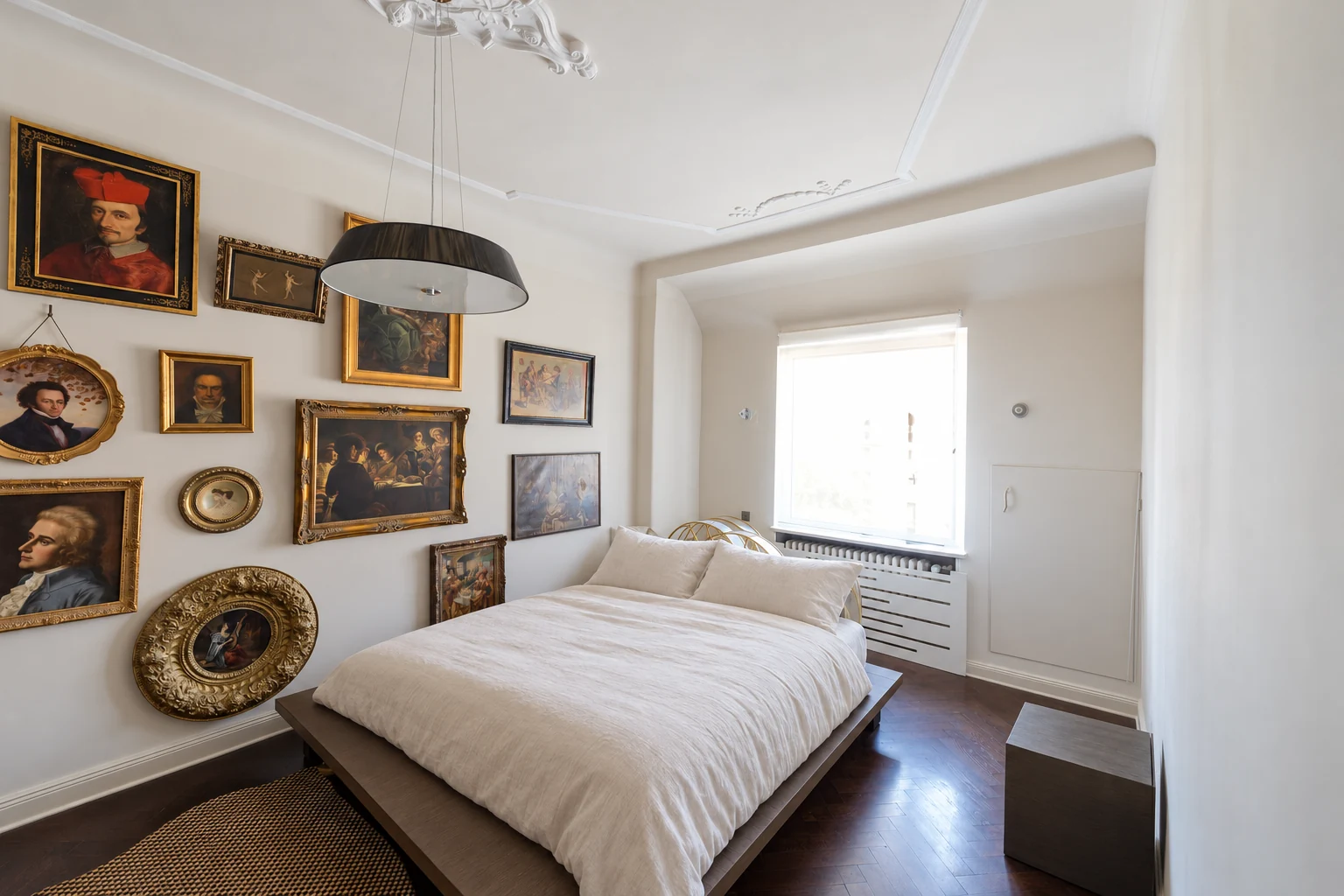 Großzügiges Schlafzimmer mit hohen Decken, Fenster und dunklem Holzboden